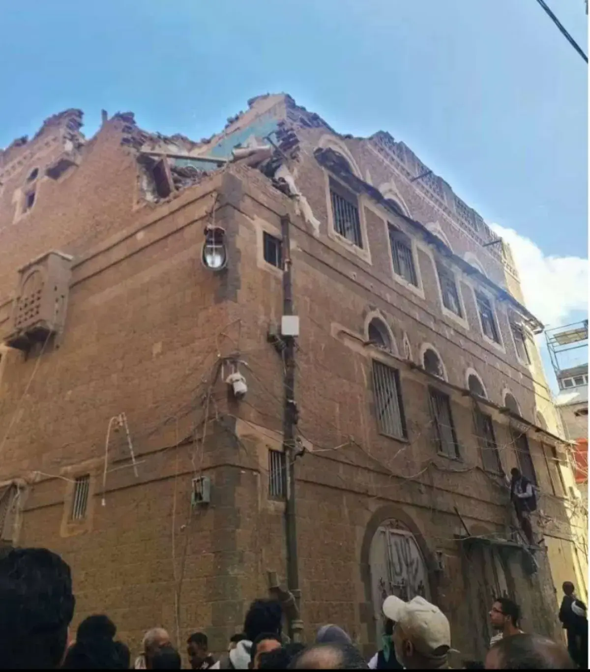 إصابة 6 مواطنين بسقوط صاروخ حوثي على منزل في شعوب...