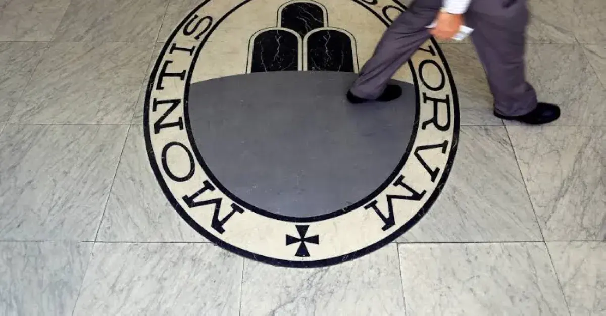 مونتي دي باشي يناقش عرض استحواذ إنتيسا سان باولو ا...