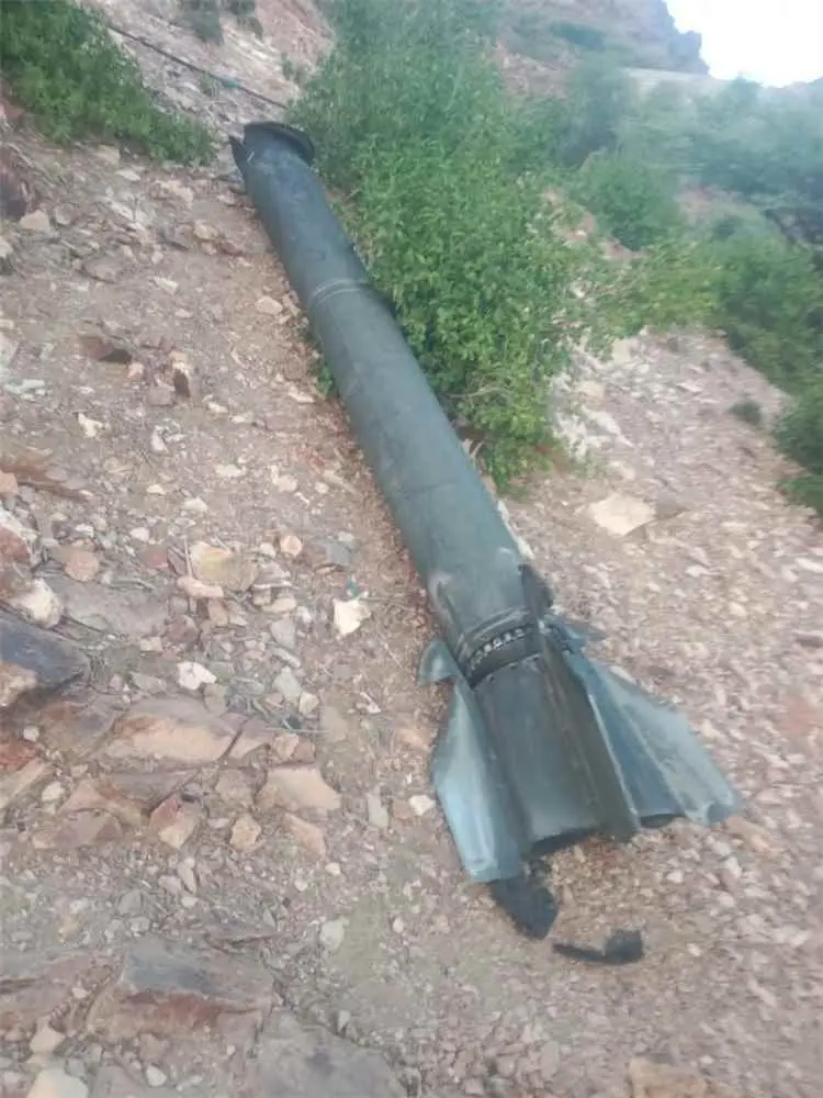 سقوط صاروخ باليستي في منطقة الرويس بالبوكرة بلحج دون أن ينفجر