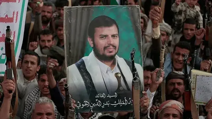 صحفي سعودي يؤكد: عبدالملك الحوثي فقد قدمه في غارة...