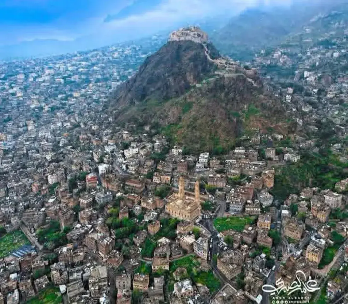 تعز.. اقتحام منزل الشيخ طه سعيد العاقل واقتياده إلى جهة مجهولة