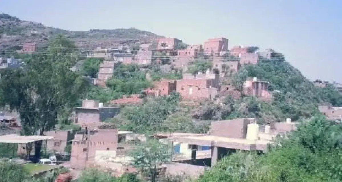 مليشيا الحوثي تنتهك قرى في تعز وتجبر شباب على الال...