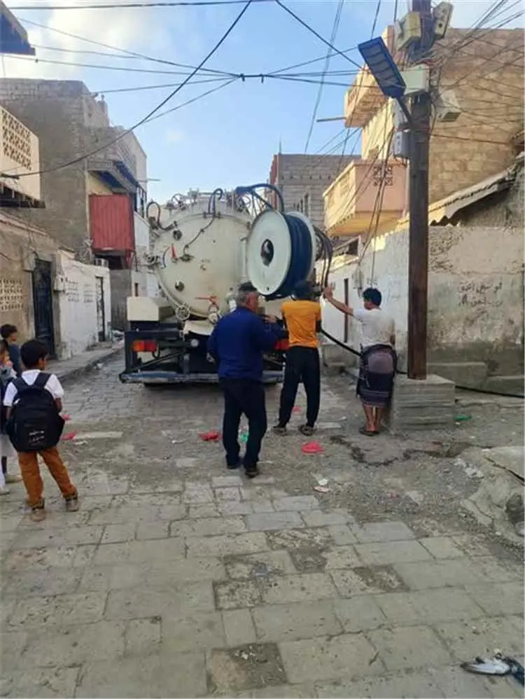 ادارة الصرف الصحي بالمديرية تواصل الحملة الشاملة ل...