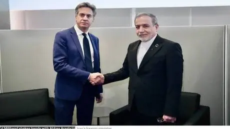 وزير الخارجية البريطاني في مأزق بسبب مصافحته لنظير...