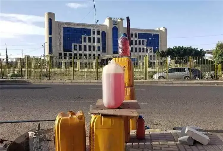وقود مشبوه في صنعاء يتسبب بأعطال السيارات ويضاعف خ...