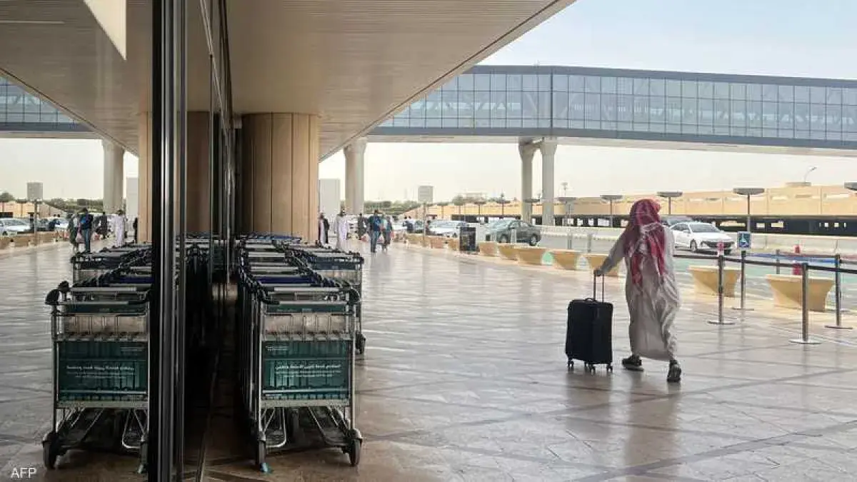 السعودية تمدد تعليق العمليات في مطار الرياض وتحذير...
