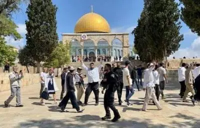 عشرات المستوطنين يقتحمون الأقصى