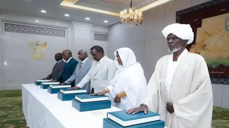 السودان.. أعضاء المحكمة الدستورية يؤدون القسم أمام...