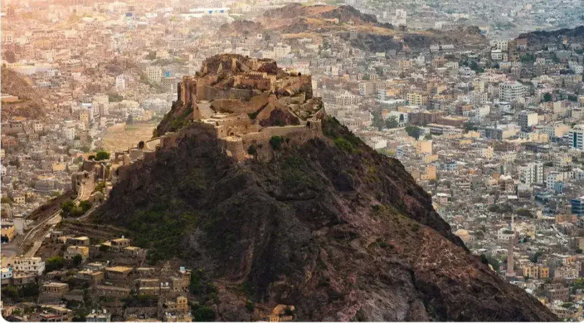 قصف حوثي يستهدف حي بيرباشا السكني غرب تعز ويصيب امرأتين وثلاثة أطفال