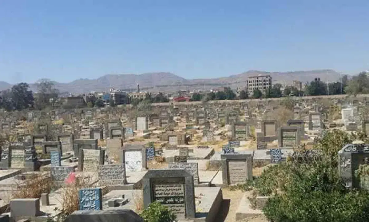 معلمة يمنية تطالب الحوثيين بوقف انتهاك حرمة المقاب...