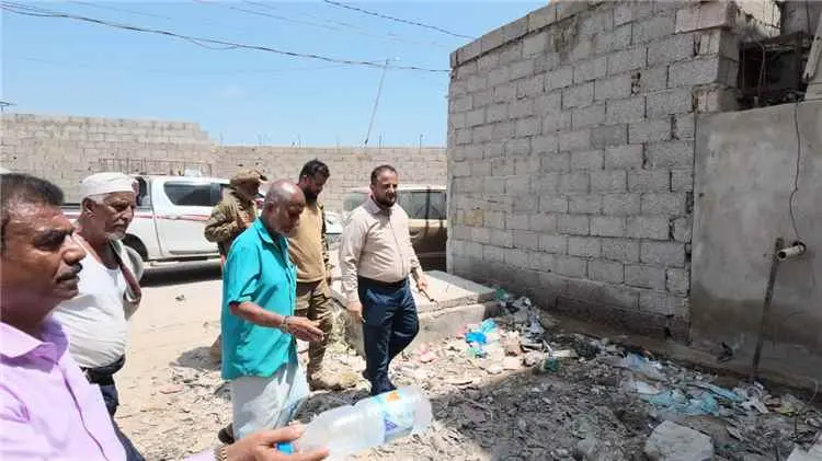 اليزيدي يشرف ميدانيًا على أعمال تأهيل الممرات الخل...