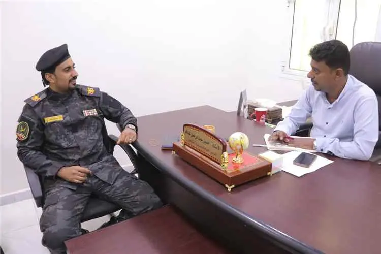 مدير عام الشحر يبحث تعزيز التنسيق الأمني لمكافحة المخدرات وتهيئة مركز المديرية