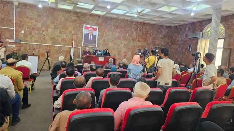 محافظ تعز يشيد بالقوات المسلحة ويؤكد أن صمود المحافظة ركيزة لاستعادة الدولة ويوجّه بتعزيز الأداء المؤسسي وتحسين الخدمات