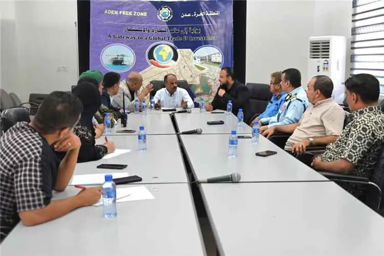 الحيد يترأس اجتماعًا موسعًا لمناقشة تنظيم حركة الشاحنات المؤدية إلى ميناء وتخصيص مساحة مؤقتة لاستيعابها..