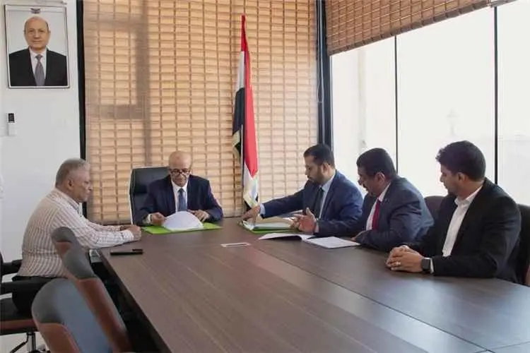 الوزير الشرجبي يوقّع اتفاقية تنفيذ عدد من المشروعا...