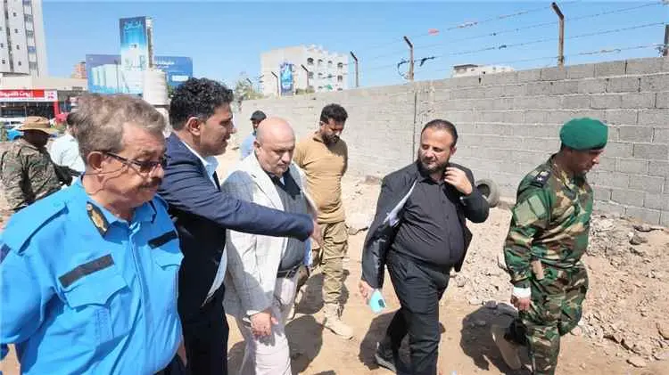 الوكيل الجعملاني ومدير عام المنصورة اليزيدي ينفذان نزولا ميدانيا لإعادة تنظيم محطات سيارات الأجرة ووقوف القاطرات