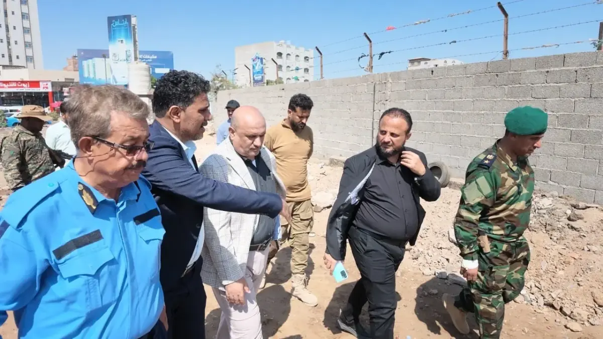 الجعملاني واليزيدي ينفذان نزولا ميدانيا لإعادة تنظيم محطات سيارات الأجرة ووقوف القاطرات