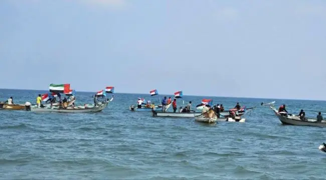 سقطرى تحتفل بذكرى 14 أكتوبر بعرض بحري مهيب في ساحل حديبو .