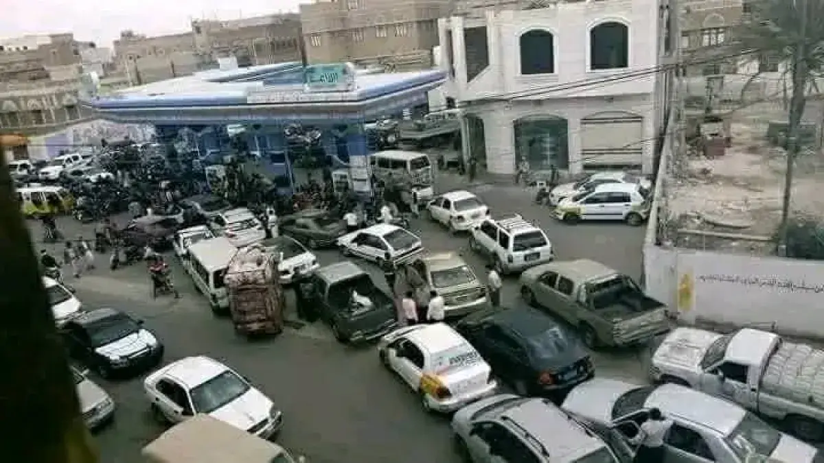 تصاعد أزمة الوقود في مناطق عصابة الحوثي عقب غارات...