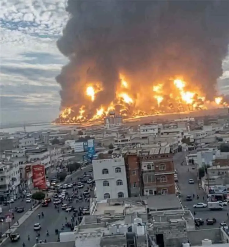 نيران كثيفة ودخان يخيم على المنطقة.. ماذا حدث في مخازن النفط بالحديدة؟