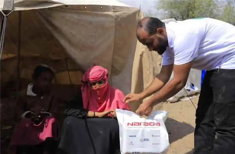مركز الطاقة الخضراء في عدن يساهم في إنارة مخيمات النازحين