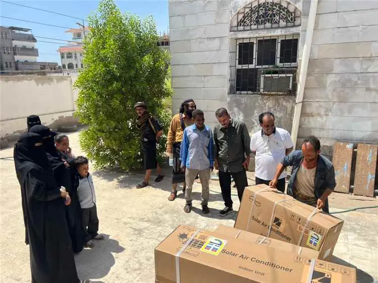 مدير عام خورمكسر يرفد المجمع الصحي بالعريش بمكيفات...