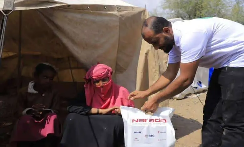 مركز الطاقة الخضراء يساهم في إنارة مخيمات النازحين في عدن