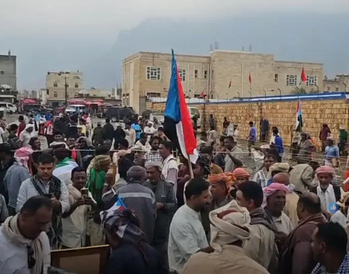 جماهير سقطرى تزحف نحو حديبو للاحتفال بذكرى 14 أكتو...