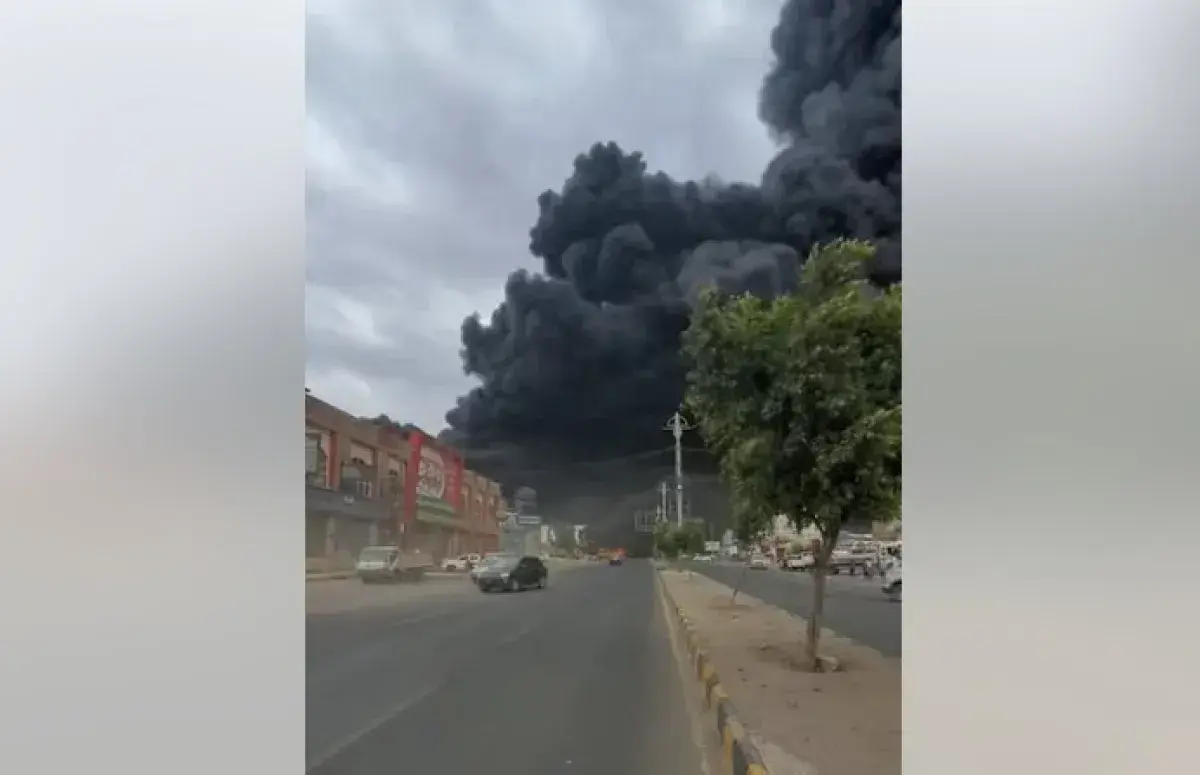 سقوط مسيرتين حوثيتين يضرم حريقاً هائلاً في مستودع...