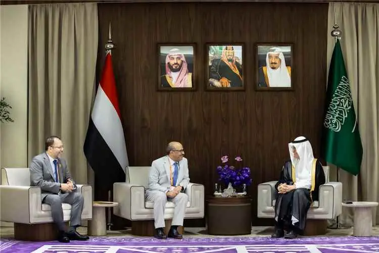 وزيرا النفط والكهرباء يبحثان مع وزير الطاقة السعودي تعزيز التعاون في مجالات النفط والطاقة