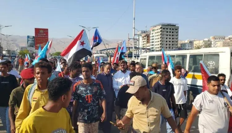 يحدث الان : حشود جماهيرية واسعة يتقدمها الجفري تتجه صوب ساحة "القرار قرارنا" بالمكلا في "مليونية التعبئة والاستنفار الجنوبي"
