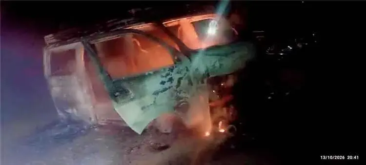 لحج.. مسلحون بزي عسكري يحرقون حافلة معلمين بعد تهد...