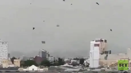 مشاهد لدمار وتطاير الأسطح جراء إعصار نادر يضرب الع...