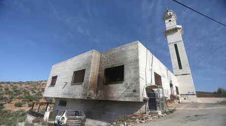 مستوطنون إسرائيليون يحرقون مسجدا في رام الله والسل...