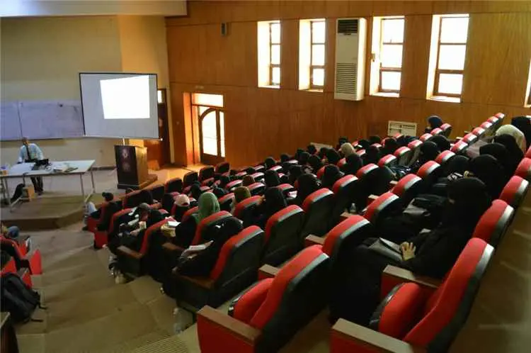كلية الهندسة بجامعة عدن تدشّن أولى المحاضرات العلم...