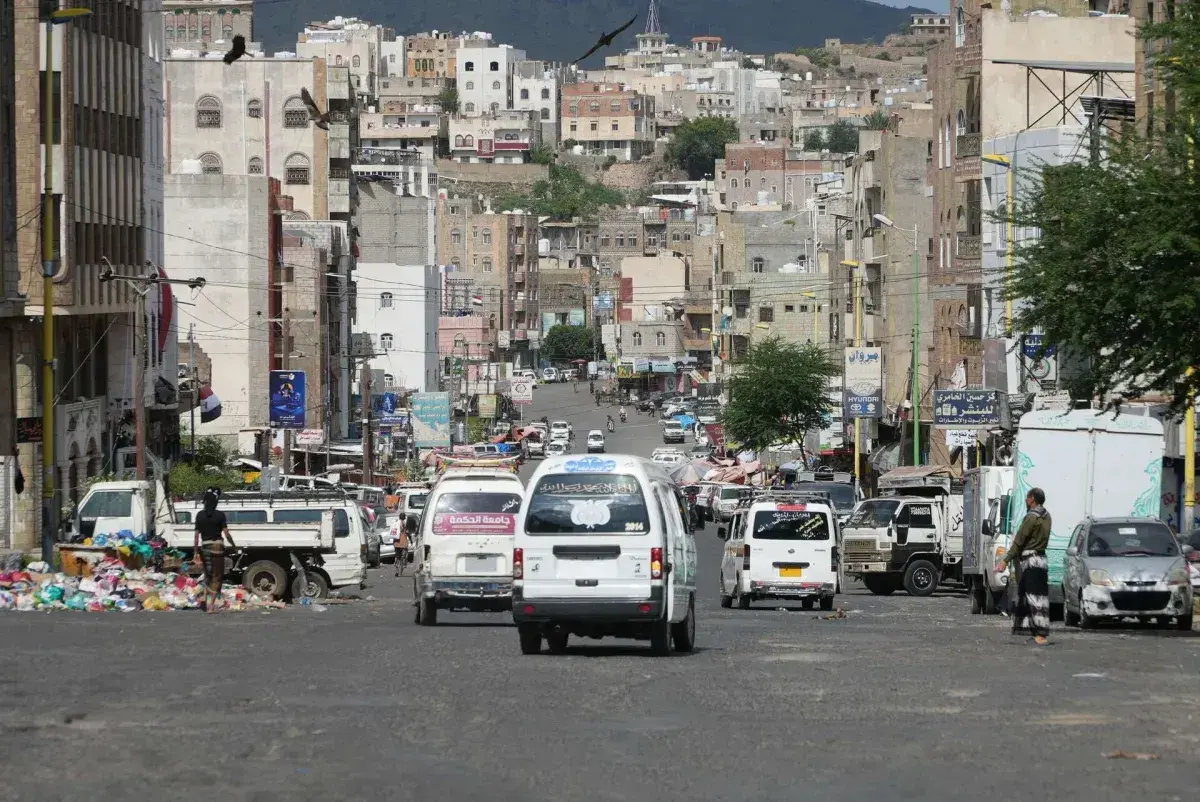 تعز: الحصار الحوثي يشمل منع إخلاء النفايات ويفاقم...