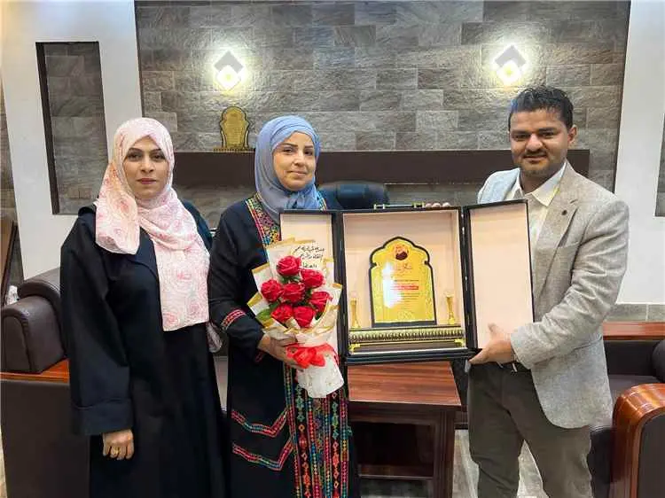 مدير عام الشيخ عثمان يكرّم مديرة التربية والتعليم تقديرًا لجهودها