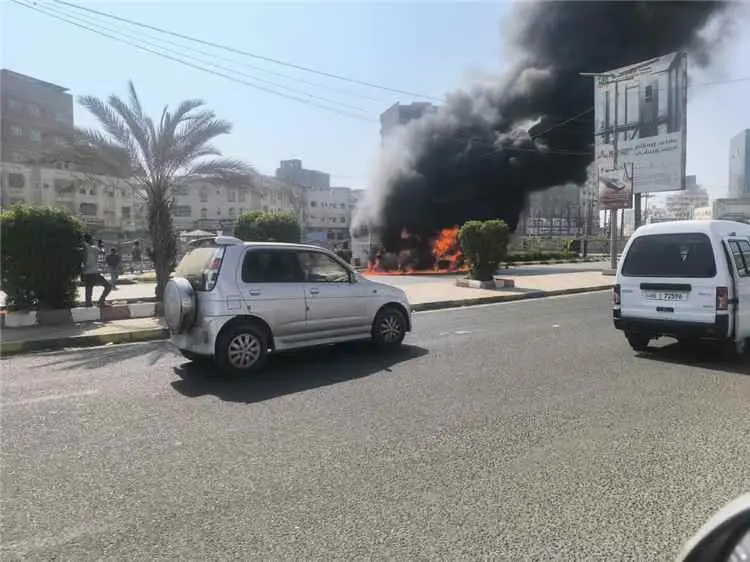 حريق يلتهم محلًا لبيع القهوة بخط التسعين بعدن وموا...