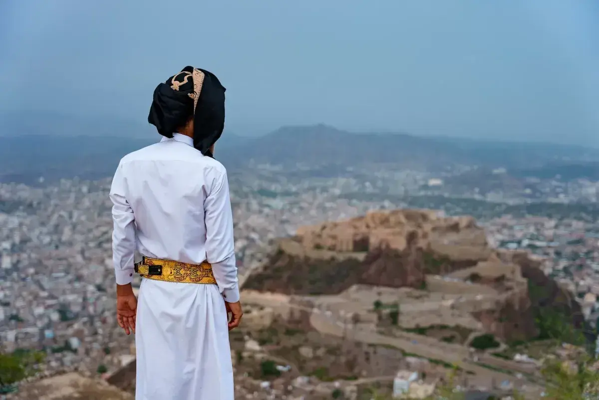 غارات جوية مكثفة على مواقع الحوثيين في تعز وتصدى ل...