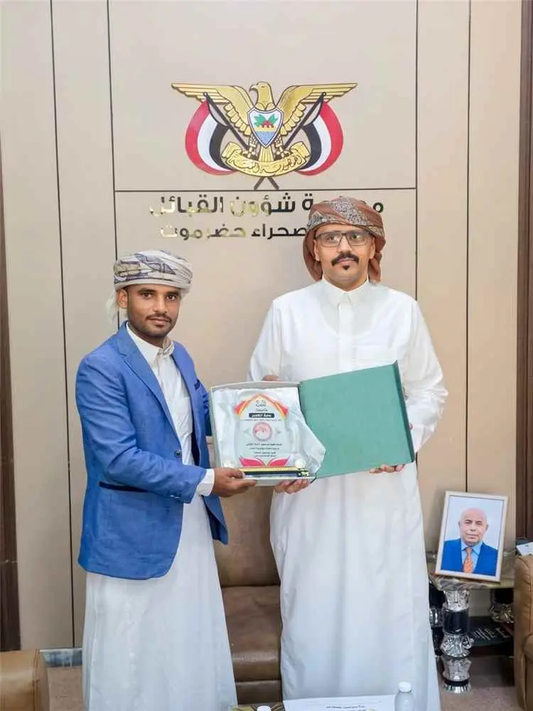 مدير مكتب الثقافة بمديرية غيل بن يمين يلتقي رئيس م...