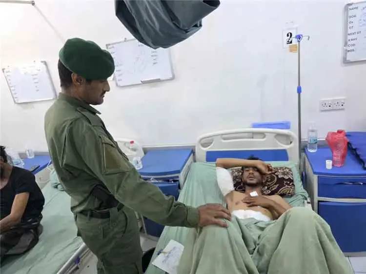 العميد الربيعي يتفقد جرحى القوات المسلحة في مستشفيات عدن ويؤكد الاعتزاز بتضحياتهم