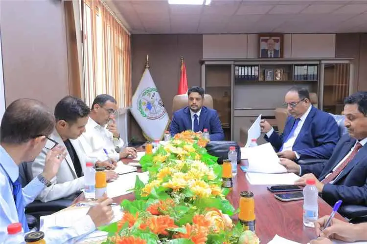 وزير التعليم الفني يترأس اجتماعًا لمناقشة استكمال مراحل مشروع كلية المجتمع في سقطرى
