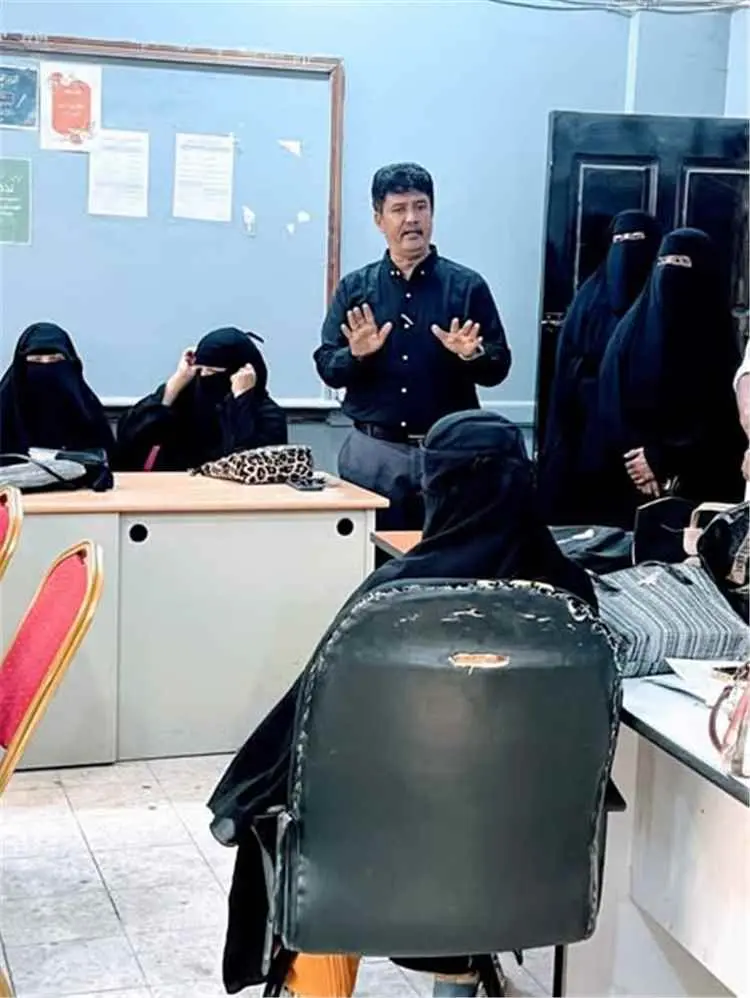مدير تربية المكلا يتفقد مدرسة الشهيد خالد ويؤكد أهمية الانضباط والاجتهاد ودعم الميدان التربوي