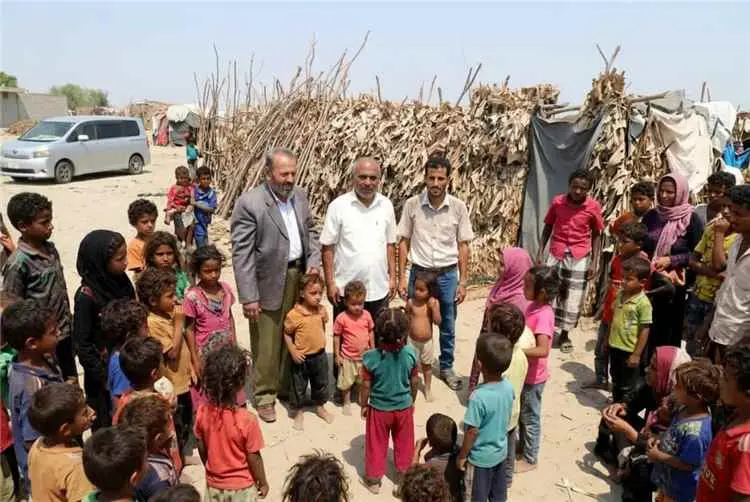 مدير عام الصحة بأبين يتفقد الأوضاع الصحية بمخيم ال...