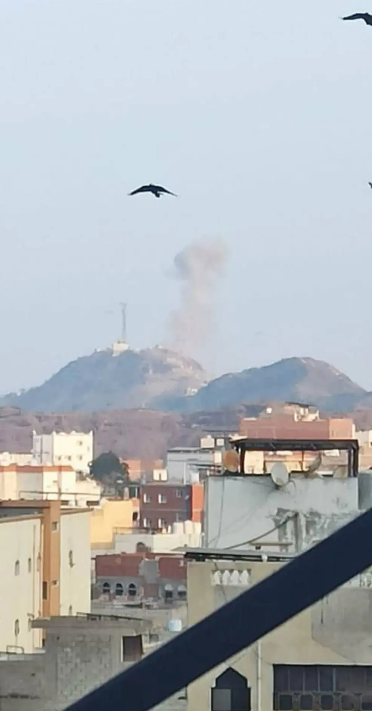 صواريخ باليستية حوثية تصيب منازل مواطنين في عدن
