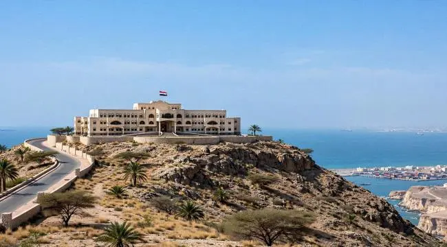 هجوم صاروخي حوثي على قصر معاشيق في عدن يخلف قتلى وجرحى والحكومة تؤكد سلامة رئيس الوزراء وأعضائها .