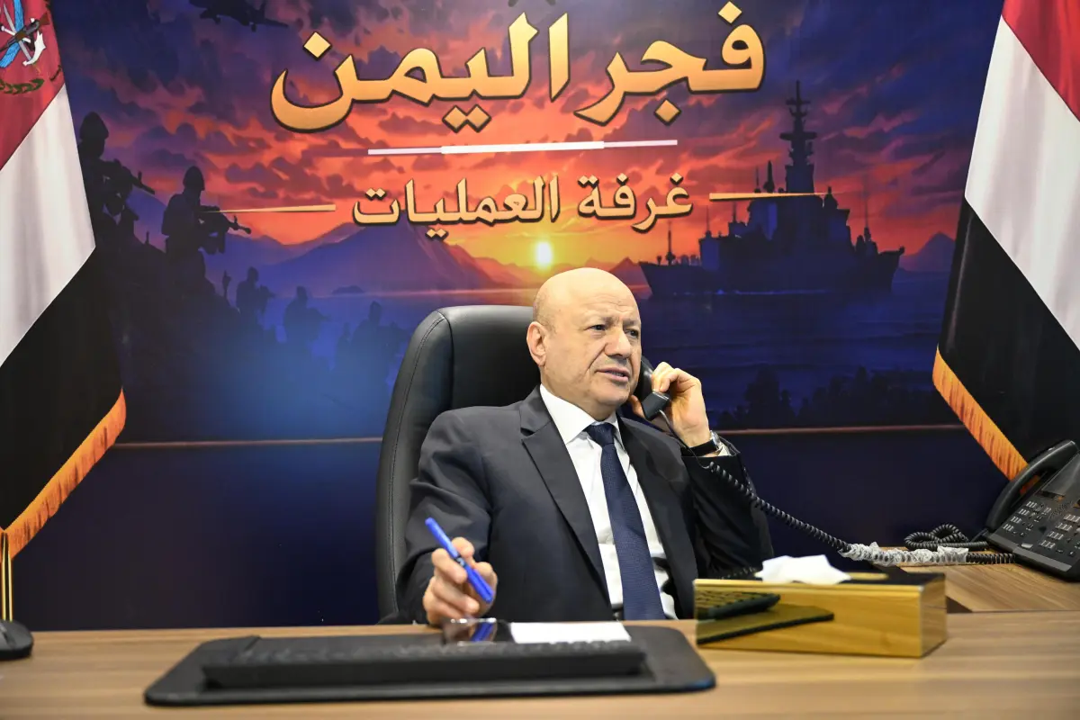 رئيس مجلس القيادة يطمئن على عضوي المجلس المحرمي وا...
