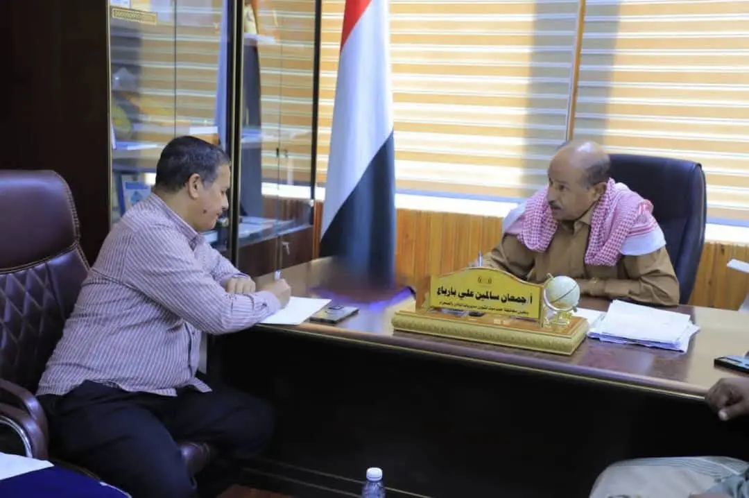 الوكيل بارباع يبحث مع مدير مكتب الشركة اليمنية للغ...