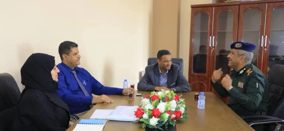 لقاء بالمكلا يناقش تعزيز الشراكة الأمنية ودعم المش...