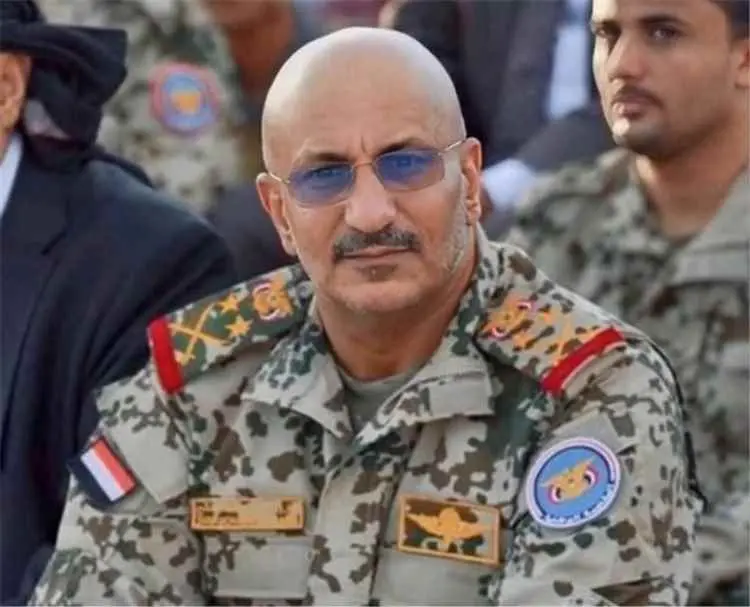 طارق صالح للمقاتلين: موعدنا صنعاء وعهدنا الجمهورية.. واستهداف المدن دليل إفلاس حوثي